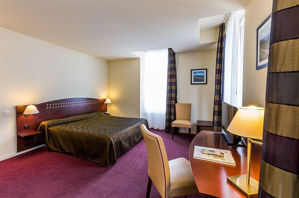Le Parc Des Fees Hotel Retaurant & Spa La Bourboule Bagian luar foto