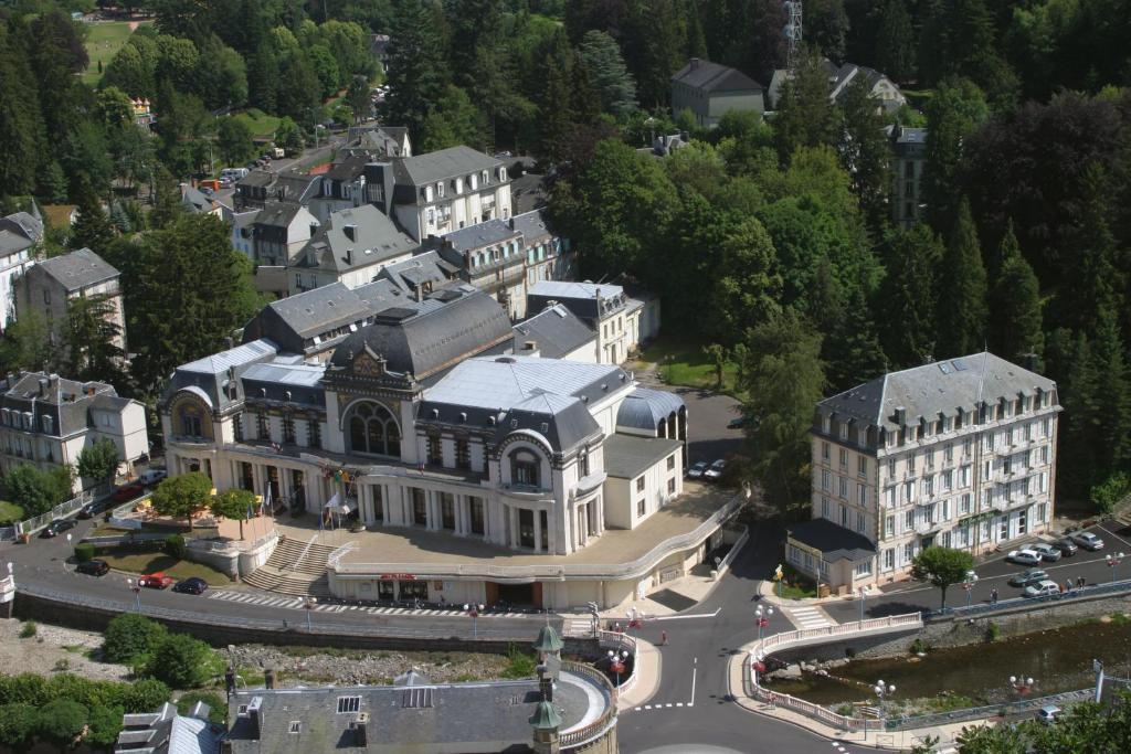 Le Parc Des Fees Hotel Retaurant & Spa La Bourboule Bagian luar foto